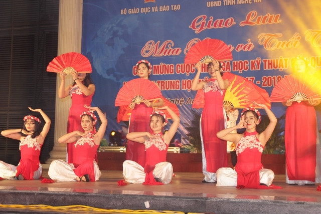 Chương trình còn có những màn hát múa sâu lắng về quê hướng xứ Nghệ