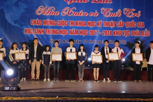 Tại chương trình, các học viện, trường ĐH, và doanh nghiệp đã tặng thưởng cho hơn 110 dự án KHKT xuất sắc