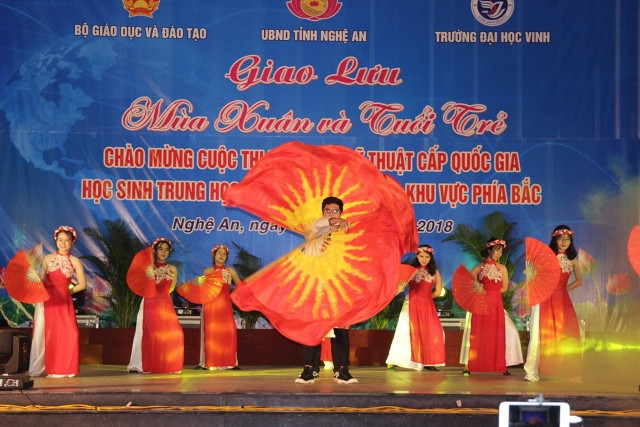 Đêm giao lưu cũng có nhiều tiết mục ấn tượng do các bạn học sinh, sinh viên trên địa bàn tỉnh Nghệ An biểu diễn