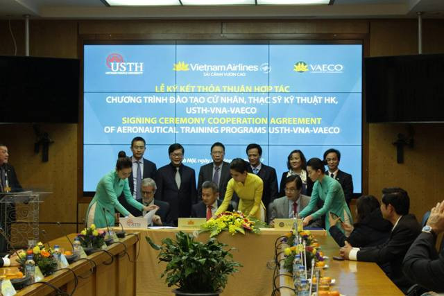 Lễ ký kết thỏa thuận hợp tác với Vietnam Airlines Lễ ký kết thỏa thuận hợp tác với Vietnam Airlines