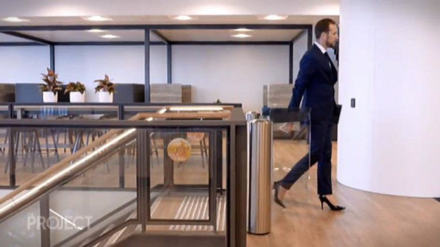 Chàng trai sải bước trên giày cao gót để "thấy mình quyền lực hơn" ảnh 2 Chàng trai sải bước trên giày cao gót để "thấy mình quyền lực hơn" ảnh 2