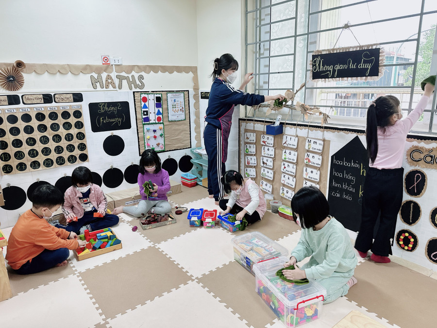 Cô trò Trường Mầm non Ngô Thì Nhậm cùng nhau vệ sinh lớp học và các bộ đồ dùng, đồ chơi để tránh hiện tượng ẩm mốc mùa nồm ẩm. Cô trò Trường Mầm non Ngô Thì Nhậm cùng nhau vệ sinh lớp học và các bộ đồ dùng, đồ chơi để tránh hiện tượng ẩm mốc mùa nồm ẩm.