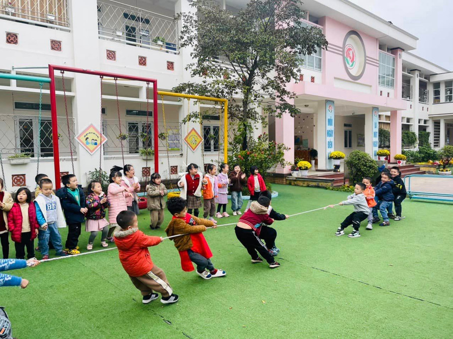 Trẻ tại Trường Mầm non Yên Sở rất thích thú khi được hoạt động ngoài trời với các trò chơi vận động. Trẻ tại Trường Mầm non Yên Sở rất thích thú khi được hoạt động ngoài trời với các trò chơi vận động.