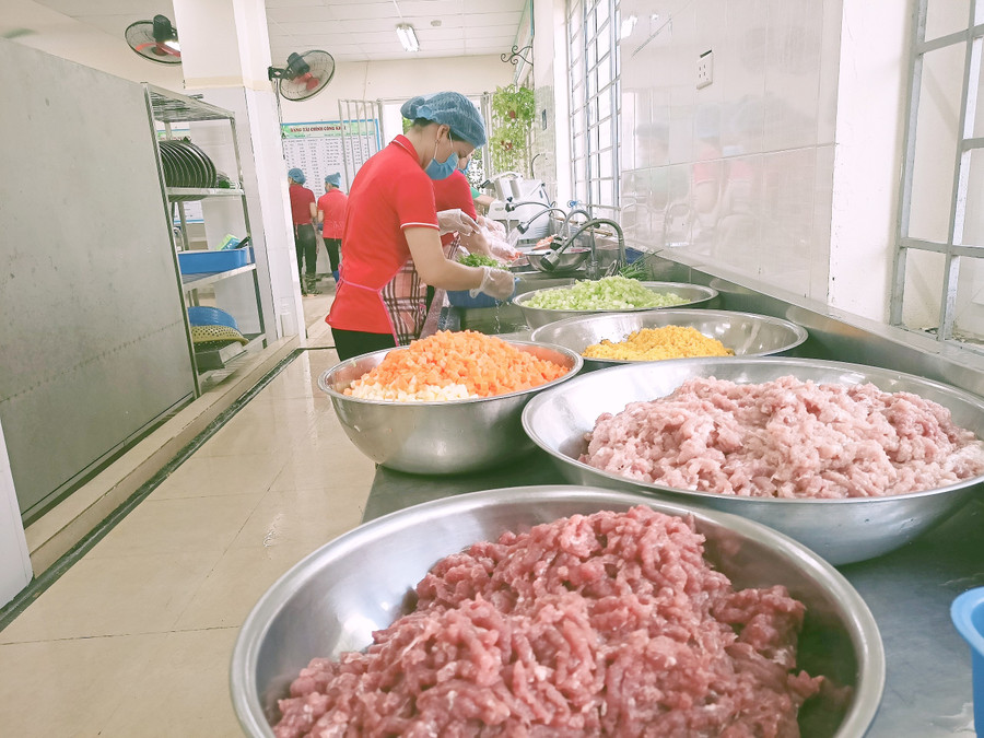 Bếp ăn bán trú tại Trường Mầm non Ngô Thì Nhậm luôn được bố trí khoa học ngăn nắp và theo nguyên tắc một chiều. Bếp ăn bán trú tại Trường Mầm non Ngô Thì Nhậm luôn được bố trí khoa học ngăn nắp và theo nguyên tắc một chiều.