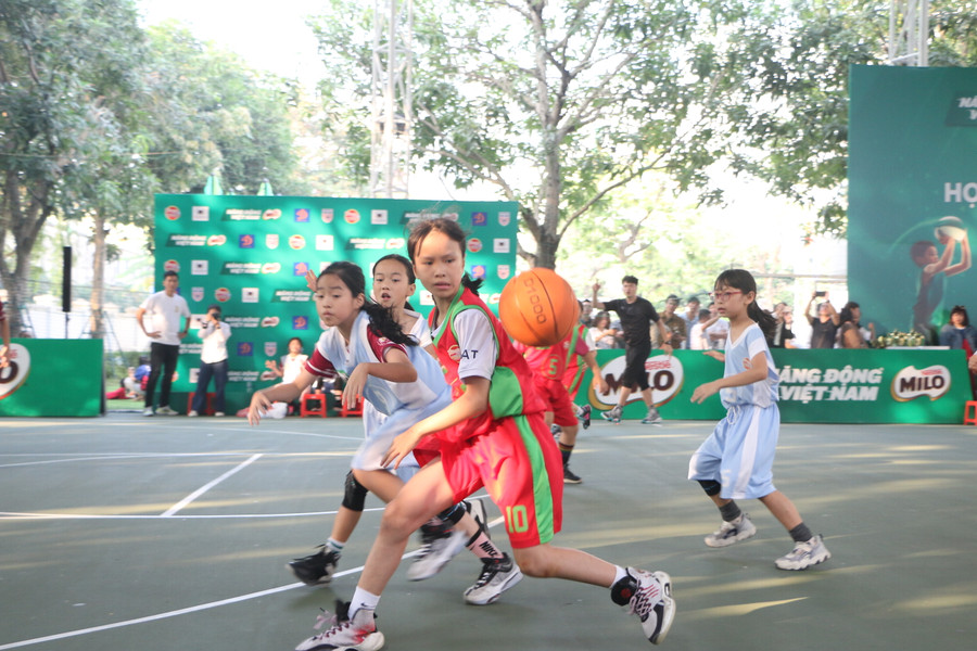 Sự cổ vũ của khán giả bên ngoài sân như tiếp thêm động lực cho các vận động viên thi đấu trong sân.