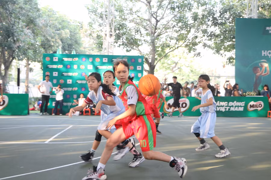 Sự cổ vũ của khán giả bên ngoài sân như tiếp thêm động lực cho các vận động viên thi đấu trong sân.