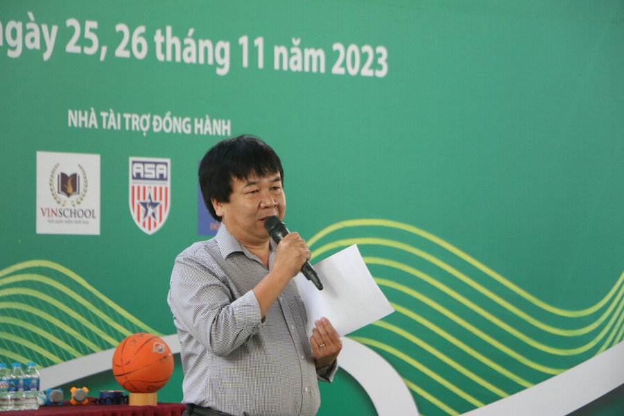 Nhà báo Phan Việt Hùng - Phó Tổng Biên tập Báo Thiếu niên Tiền phong và Nhi đồng phát biểu tại lễ bế mạc.