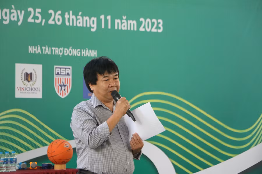 Nhà báo Phan Việt Hùng - Phó Tổng Biên tập Báo Thiếu niên Tiền phong và Nhi đồng phát biểu tại lễ bế mạc.