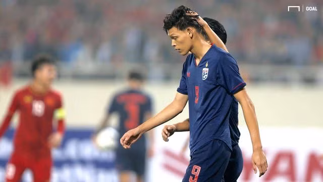 Supachai phải nhận thẻ đỏ sau pha chơi xấu với Đình Trọng