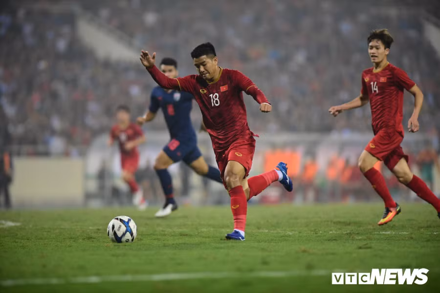 Hà Đức Chinh sút tung lưới U23 Thái Lan