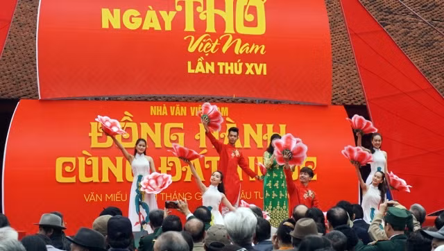 Nhà văn đồng hành cùng đất nước