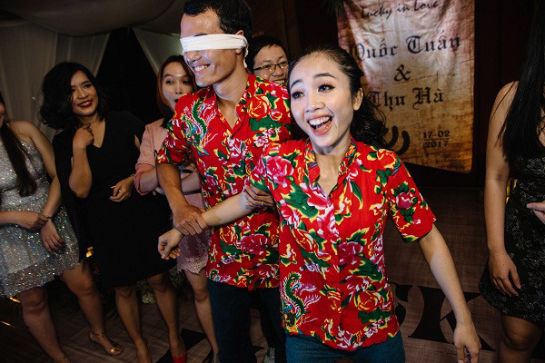 Chuyện tình cặp đôi yêu 1 thập kỉ đem gỗ, rơm, lá vào ảnh tiệc cưới ảnh 6