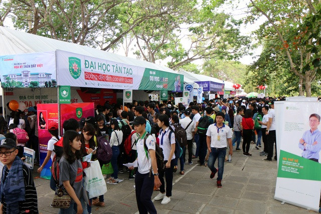 Gian hàng tư vấn tuyển sinh năm 2017 của TTU tại Cần Thơ thu hút nhiều học sinh đến tham quan. Gian hàng tư vấn tuyển sinh năm 2017 của TTU tại Cần Thơ thu hút nhiều học sinh đến tham quan.