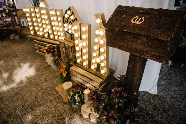 Chuyện tình cặp đôi yêu 1 thập kỉ đem gỗ, rơm, lá vào ảnh tiệc cưới ảnh 7