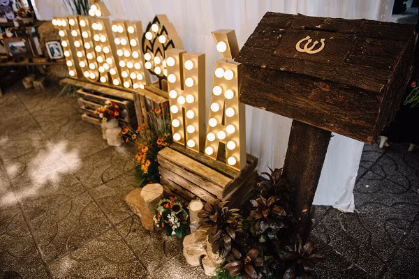 Chuyện tình cặp đôi yêu 1 thập kỉ đem gỗ, rơm, lá vào ảnh tiệc cưới ảnh 7