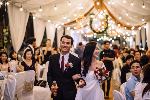 &nbsp;Cặp đôi Thu Hà, Quốc Tuấn hạnh phúc trong ngày vui