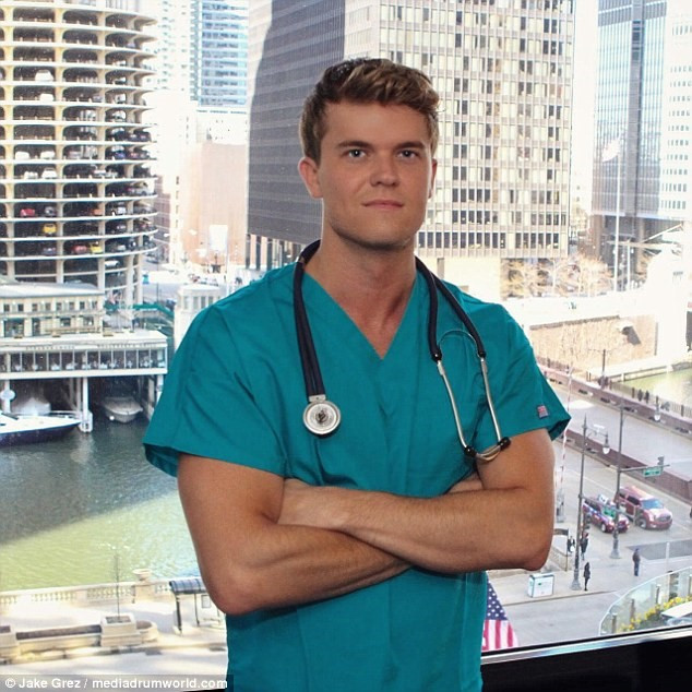 Nam y ta 9X dep trai duoc dan mang yeu men hinh anh 1