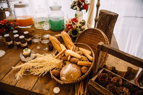 Chuyện tình cặp đôi yêu 1 thập kỉ đem gỗ, rơm, lá vào ảnh tiệc cưới