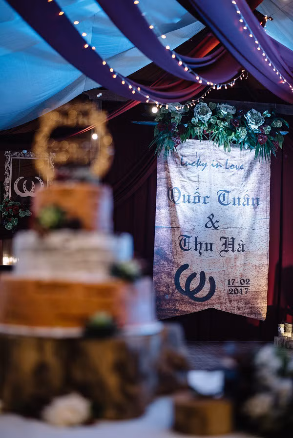 Chuyện tình cặp đôi yêu 1 thập kỉ đem gỗ, rơm, lá vào ảnh tiệc cưới ảnh 10