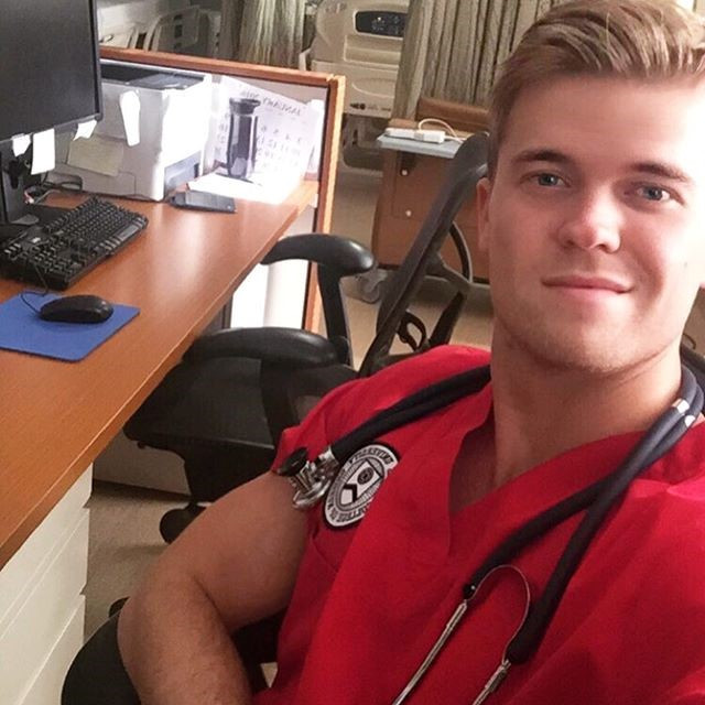 Nam y ta 9X dep trai duoc dan mang yeu men hinh anh 2