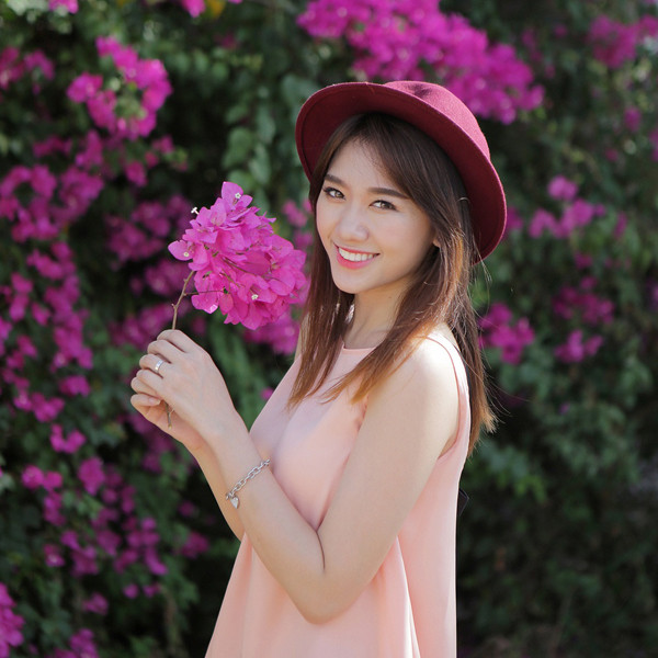 Trong loạt ảnh, Hari Won tươi như hoa. Nữ ca sĩ được khenngày càng xinh đẹpvà đằm thắmsau khi kết hôn. hari-won-dep-mong-manh-sau-khi-giam-6-kg-1