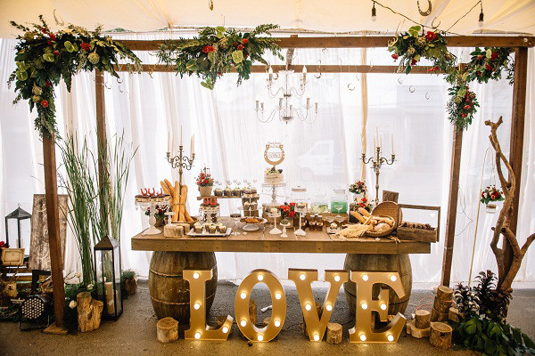 Chuyện tình cặp đôi yêu 1 thập kỉ đem gỗ, rơm, lá vào ảnh tiệc cưới ảnh 8