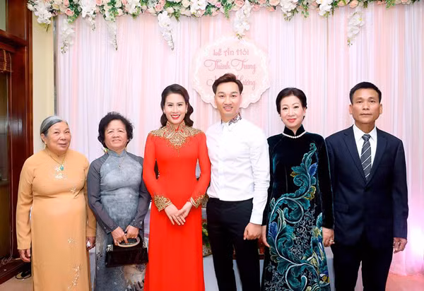 Trước đó, hôm 21/2, cặp đôi đã tổ chức lễ ăn hỏi tại nhà riêng. Đám cưới của Thành Trung sẽ diễn ra vào ngày 22/3 ở Hà Nội.