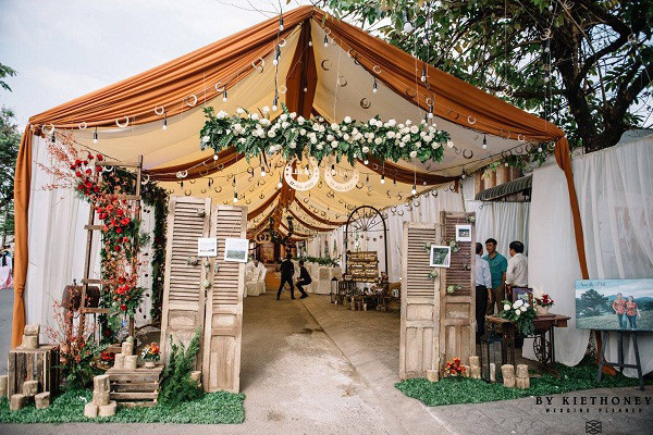 Đám cưới còn được trí được trang trí từ cành cây, hoa astiso, sen đá, thông, dây thừng đến hoa cỏ, chai thủy tinh…