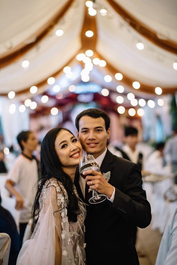 Chuyện tình cặp đôi yêu 1 thập kỉ đem gỗ, rơm, lá vào ảnh tiệc cưới ảnh 5