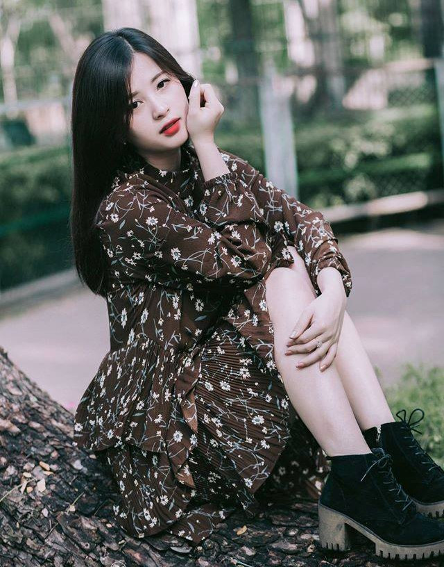 Phóng to Thảo Nari tên thật là Ma Hương Thảo, 23 tuổi. 9X từng được cộng đồng mạng biết tới khi đăng tải clip 13 giây về khuôn mặt biến đổi trong tích tắc. Nhan sac xinh dep cua nu binh luan vien game tren mang hinh anh 1