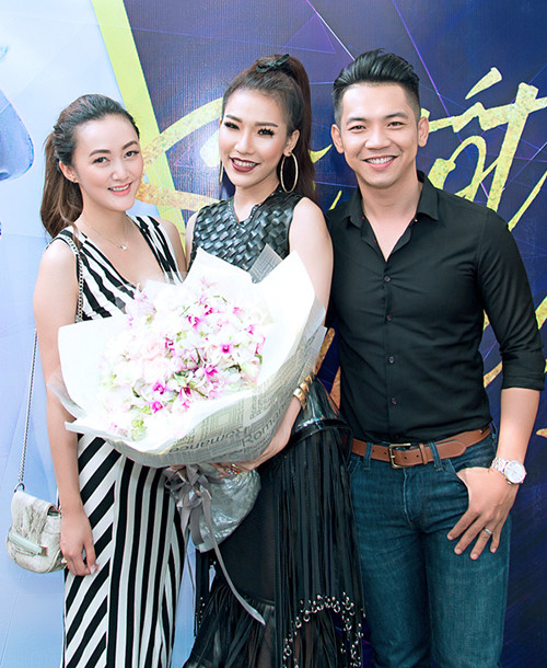 mai-quoc-viet-sanh-doi-vo-sap-cuoi-di-su-kien-1