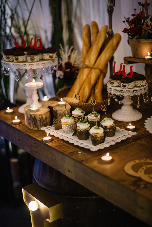 Chuyện tình cặp đôi yêu 1 thập kỉ đem gỗ, rơm, lá vào ảnh tiệc cưới ảnh 11