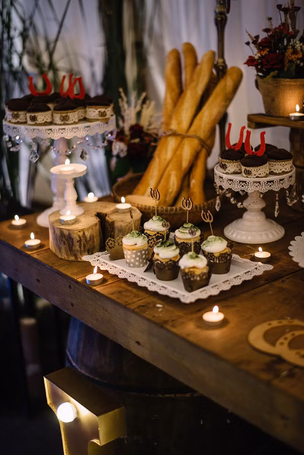 Chuyện tình cặp đôi yêu 1 thập kỉ đem gỗ, rơm, lá vào ảnh tiệc cưới ảnh 11