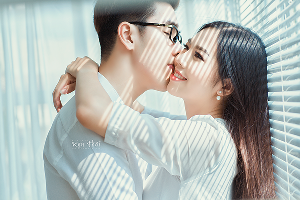 Câu chuyện 1.000 ngày yêu nhau ngọt ngào của cặp đôi 9x ảnh 4 Duyên kể rằng, trong suốt 1.000 ngày yêu nhau, hai bạn có rất nhiều kỉ niệm khó quên. Còn nhớ ngày sinh nhật của Khoa, Duyên “dụ” bạn trai vắng mặt. Rồi một mình cô ở trong phòng chuẩn bị trang trí mọi thứ. Khi Khoa quay lại thì rất bất ngờ vì cứ bạn gái đã quên mất sinh nhật anh rồi.
