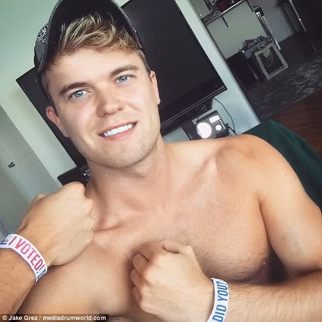 Nam y ta 9X dep trai duoc dan mang yeu men hinh anh 5