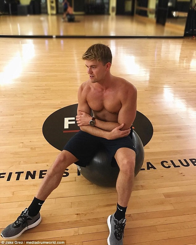 Nam y ta 9X dep trai duoc dan mang yeu men hinh anh 6