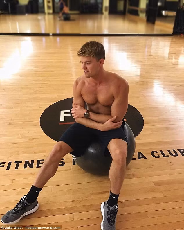 Nam y ta 9X dep trai duoc dan mang yeu men hinh anh 6