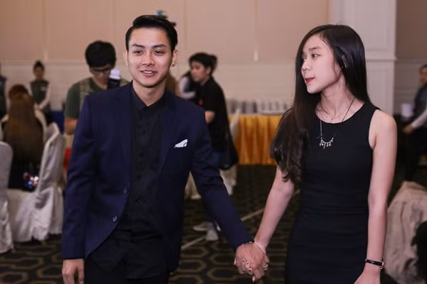 Hoài Lâm lịch lãm, điển trai trong bộ suit tông xanh đen còn Bảo Ngọc mặc váy đen bó sát, xẻ cao khoe vẻ gợi cảm. Cặp đôi quấn quýt không rời trong suốt bữa tiệc.