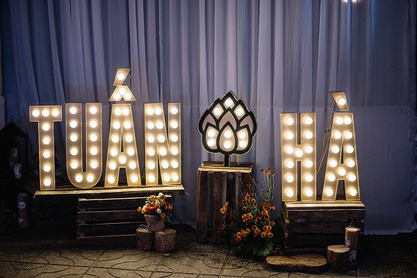 Chuyện tình cặp đôi yêu 1 thập kỉ đem gỗ, rơm, lá vào ảnh tiệc cưới ảnh 9