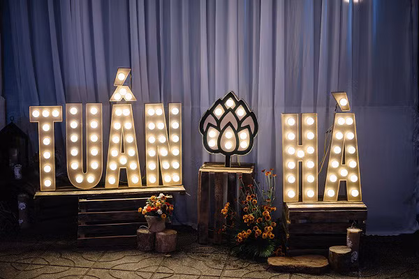 Chuyện tình cặp đôi yêu 1 thập kỉ đem gỗ, rơm, lá vào ảnh tiệc cưới ảnh 9