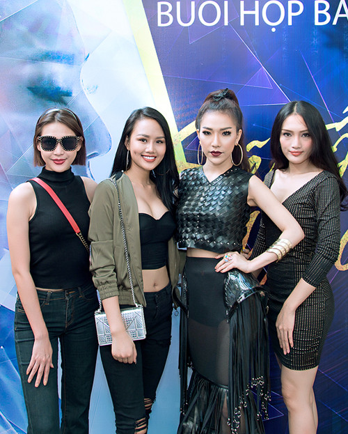 mai-quoc-viet-sanh-doi-vo-sap-cuoi-di-su-kien-6