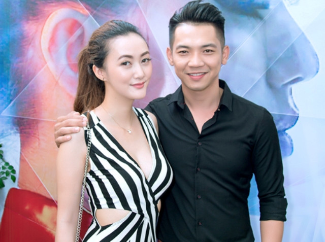 
Mai Quốc Việt đang bận bịu chuẩn bị cho hôn lễ nhưng vẫn tranh thủ đưa vợ đi sự kiện cùng. Bà xã anh tên Kellie, sinh năm 1988, đang kinh doanh thức ăn nhanh tại Canada.