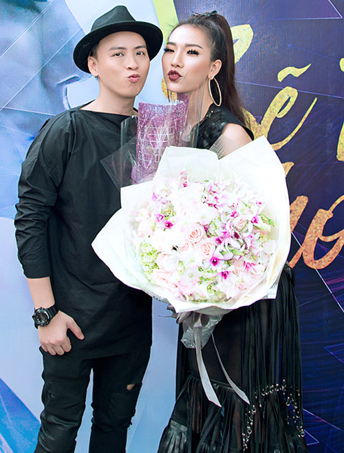 mai-quoc-viet-sanh-doi-vo-sap-cuoi-di-su-kien-8