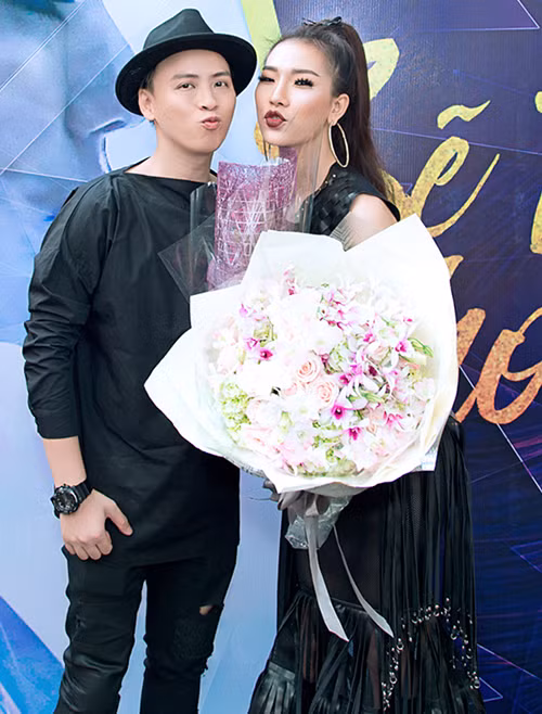 mai-quoc-viet-sanh-doi-vo-sap-cuoi-di-su-kien-8