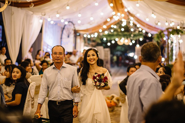 Chuyện tình cặp đôi yêu 1 thập kỉ đem gỗ, rơm, lá vào ảnh tiệc cưới ảnh 4