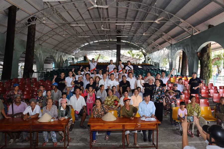 Trao quà từ thiện cho người dân khó khăn miền Tây