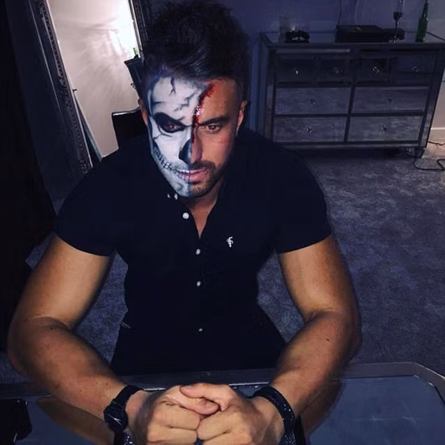 Cho người lạ vào nhà ngủ mà cứ tưởng con trai đi chơi Halloween về 