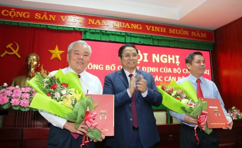 Ông Phạm Minh Chính (giữa) trao các quyết định cho ông Nguyễn Văn Thể (phải) và ông Phan Văn Sáu. Ảnh: Thiên Sơn.