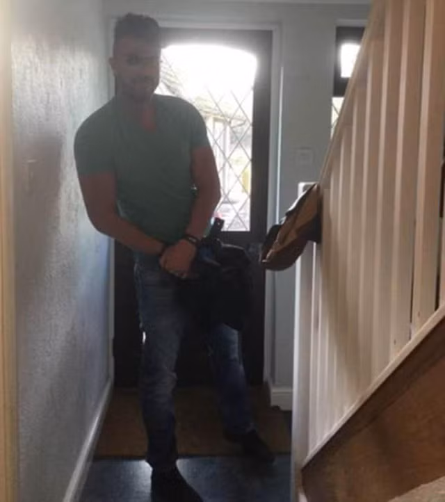 Bà mẹ chụp ảnh chàng trai lạ mặt xuất hiện trong nhà mình