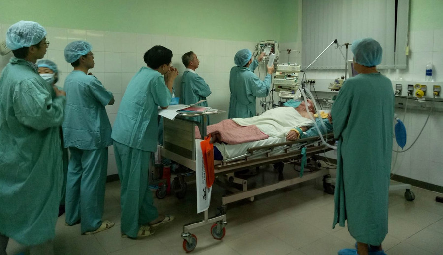 Ê kíp Các bác sĩ Tim mạch can thiệp Bệnh viện Quốc tế T.Ư Huế với tất cả trí tuệ và nỗ lực không mệt mỏi để cứu chữa bệnh nhân Bernard Henneau Ê kíp Các bác sĩ Tim mạch can thiệp Bệnh viện Quốc tế T.Ư Huế với tất cả trí tuệ và nỗ lực không mệt mỏi để cứu chữa bệnh nhân Bernard Henneau